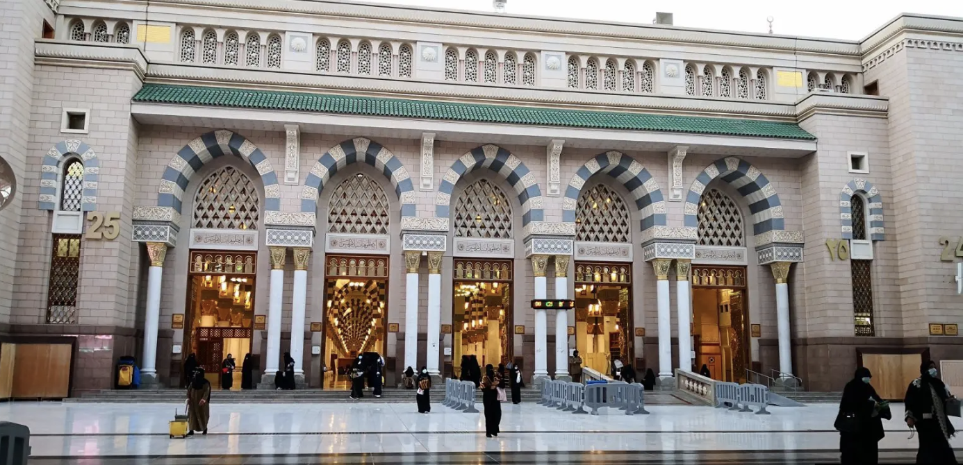 Hotels Near Ladies Entrance In Madinah - Umrah Guide