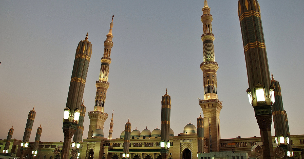 Budget vs. Luxury Umrah 2025: Makkah's BEST Walkable Hotels Compared - Budget vs. Luxury Umrah 2025 Guide - Umrah Guide
