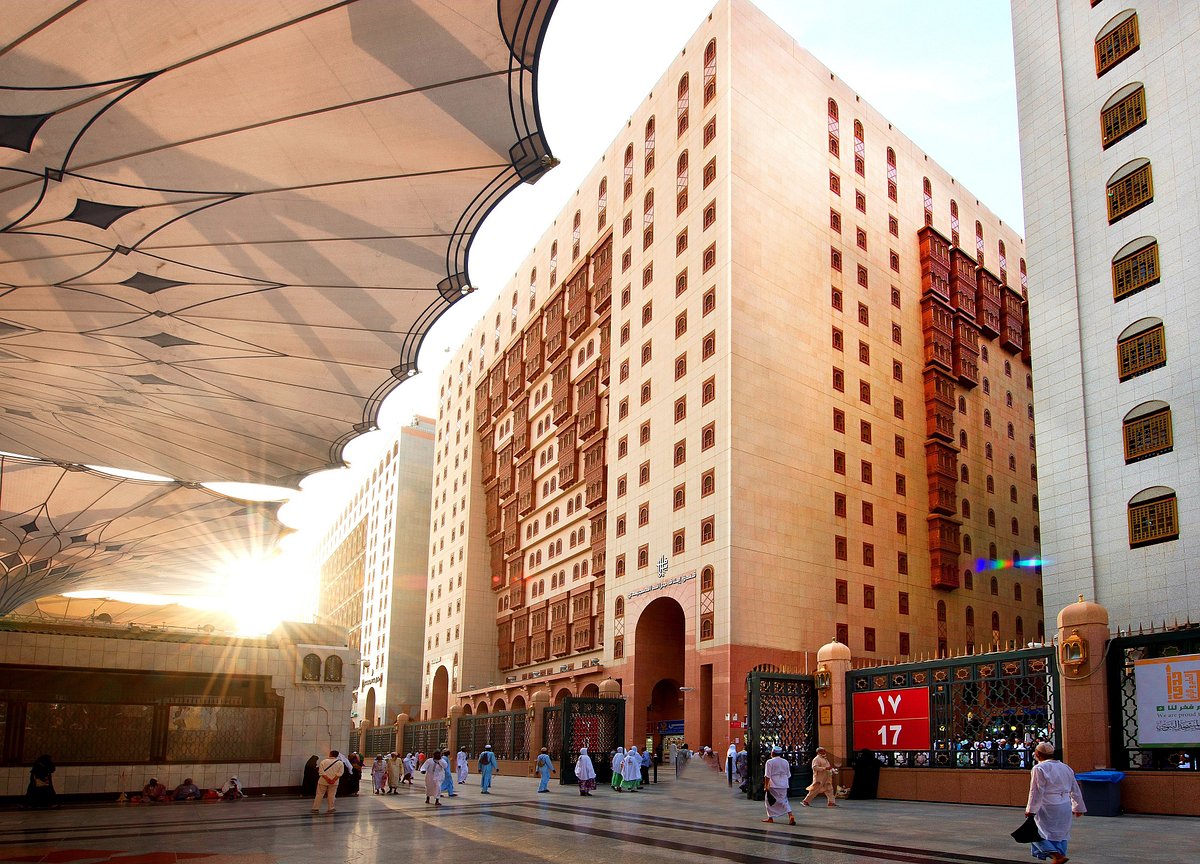 Hotel Near Nabawi Mosque vs Hotels Far Away: Which to Choose? - Umrah Travel Guide